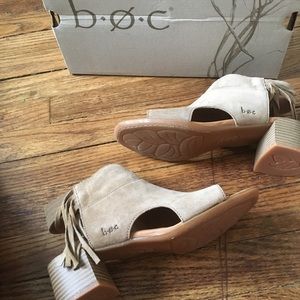 NIB B.O.C. Taupe Fringed Sandals